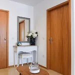Neptune House Apartman *